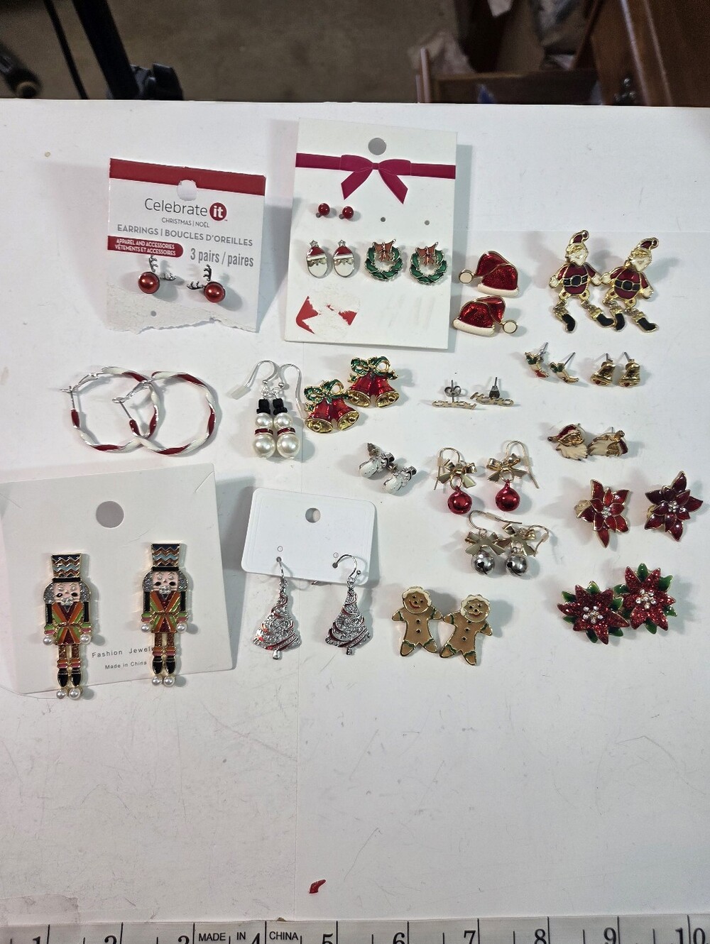 Christmas Holiday Earring Lot  Red, Green, Gold, Silver 21 pairs of earrings